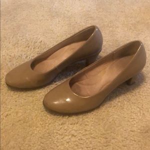 Aerosoles nude patent leather kitten heels